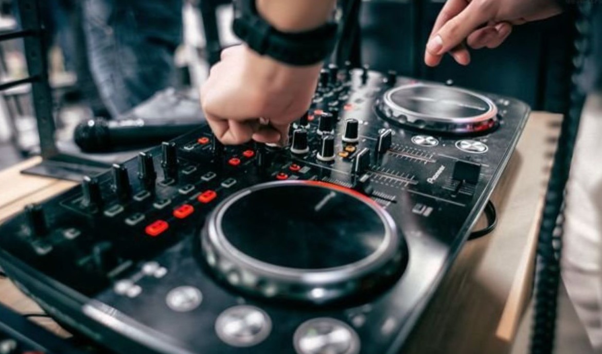 DJ na weselu